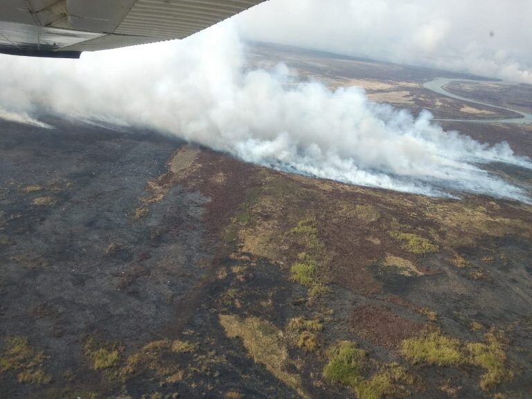 Incendios en las islas. EFE/Cortesía Defensa Civil Rosario