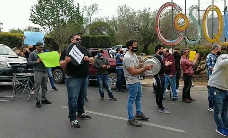 Gastronómicos de Cosquín en plena protesta, este miércoles al mediodía.