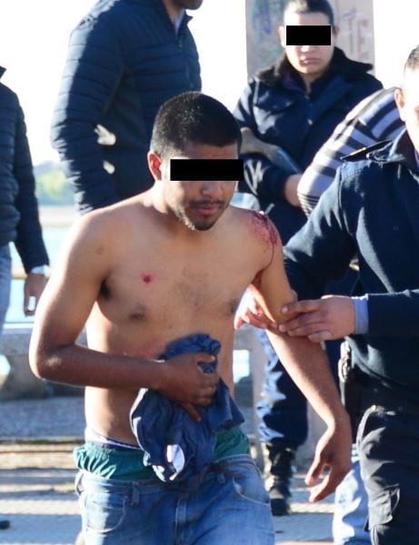 Dos "trapitos" se enfrentaron a cuchillazos en la Costanera de Corrientes. (Foto: Época)