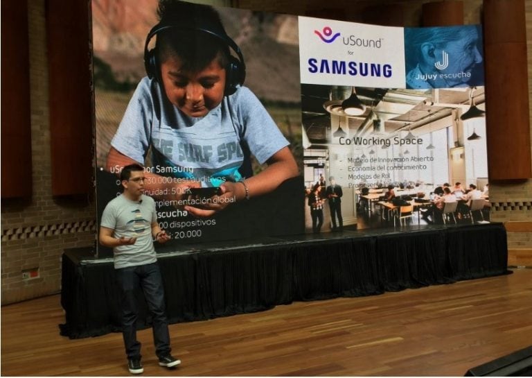 El emprendedor jujeño alentó a los jóvenes colombianos a potenciar sus talentos y trabajar en sus ideas.