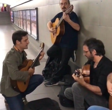 Rodrigo de la Serna y Yotivenco tocaron en el subte (Web)