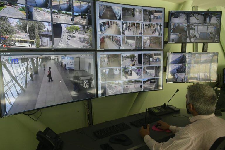 El centro de vigilancia de la Terminal de Mendoza. Se ultiman los preparativos para la temporada veraniega.