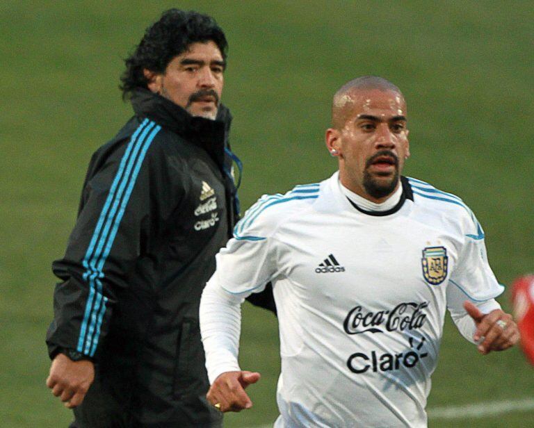 Diego Armando Maradona dirigió a Juan Sebastián Verón en el Mundial de Sudáfrica 2010. (EFE)