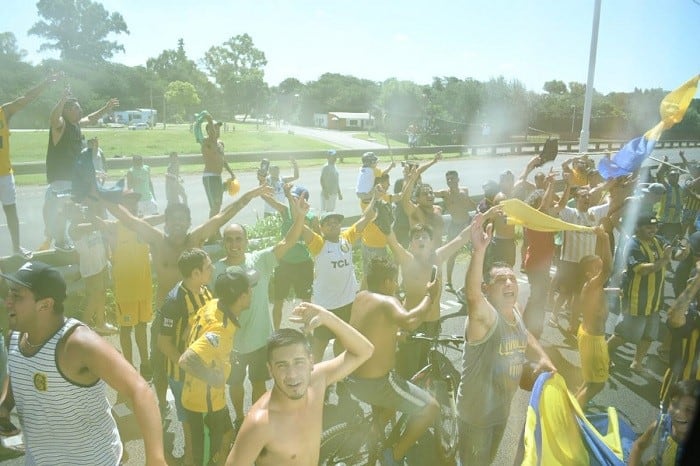 La hinchada canalla despidió al plantel en Arroyo Seco. (CARC)