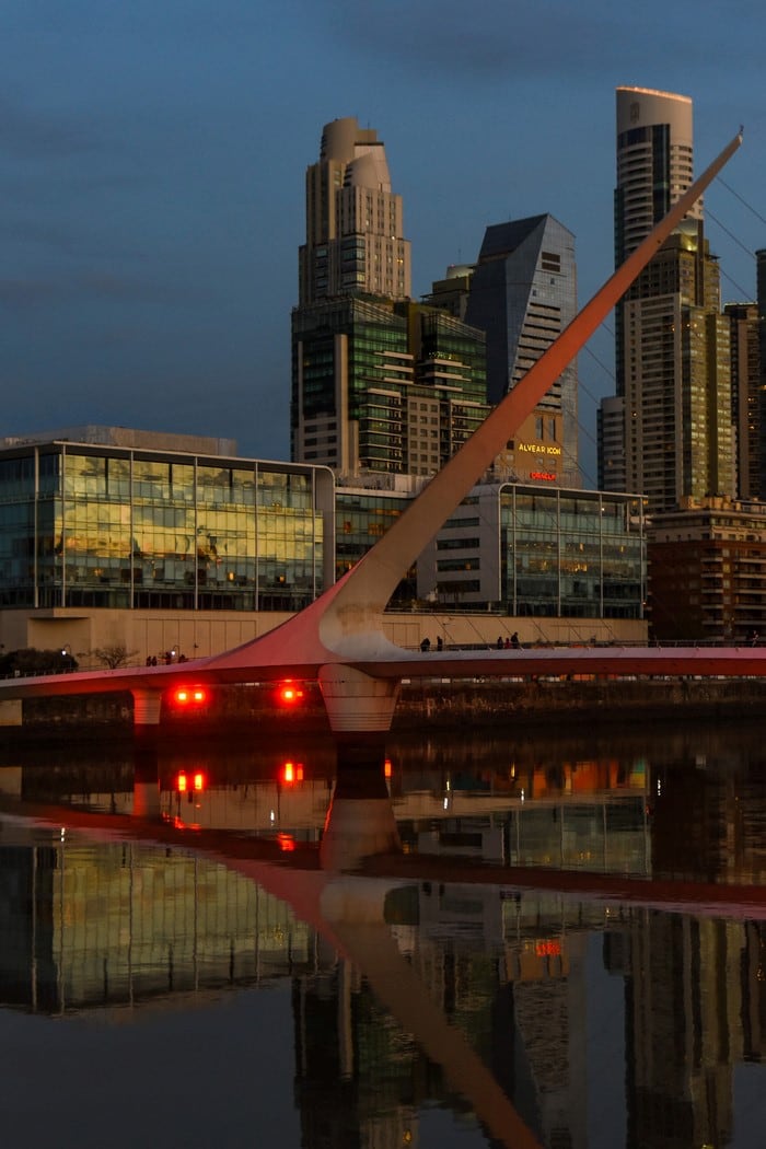 Edificios porteños teñidos de rojo por la semana Internacional contra la Explotación Sexual y la Trata de Personas (Gobierno de la Ciudad de Buenos Aires)