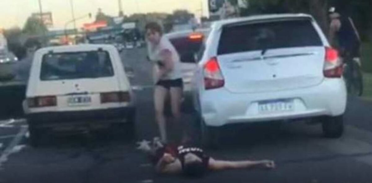 Discutió con dos peleadores de kick boxing en la calle y terminó internado