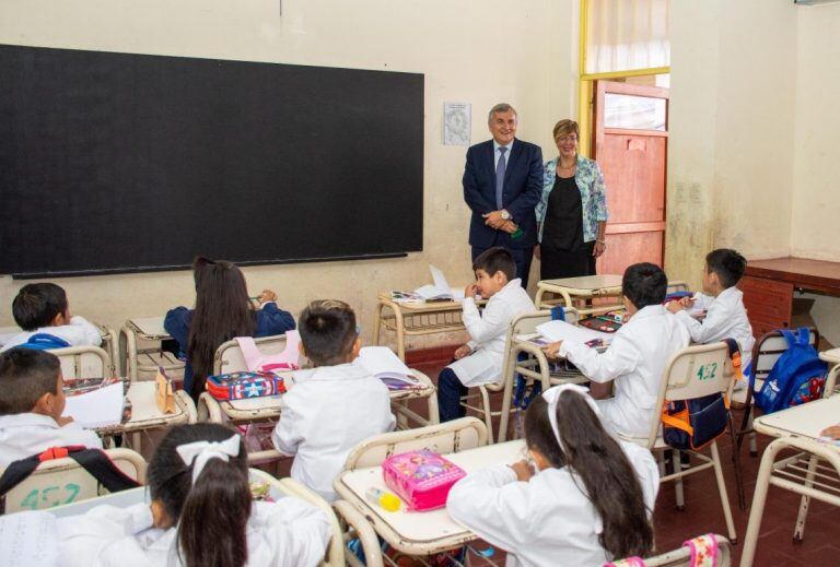 Acompañado por la directora Miriam Palleres, el Gobernador recorrió las aulas y saludó a los alumnos en su primer día de clases.