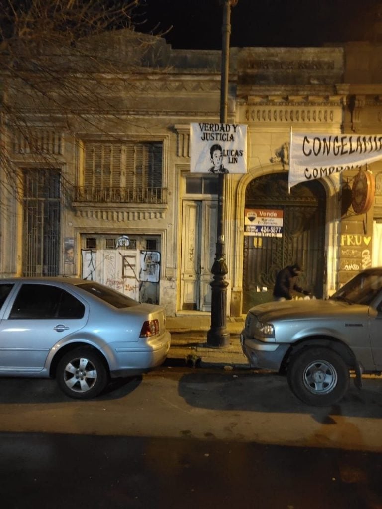 A cinco meses de la muerte de Lucas Lin, su familia empapeló el centro platense.