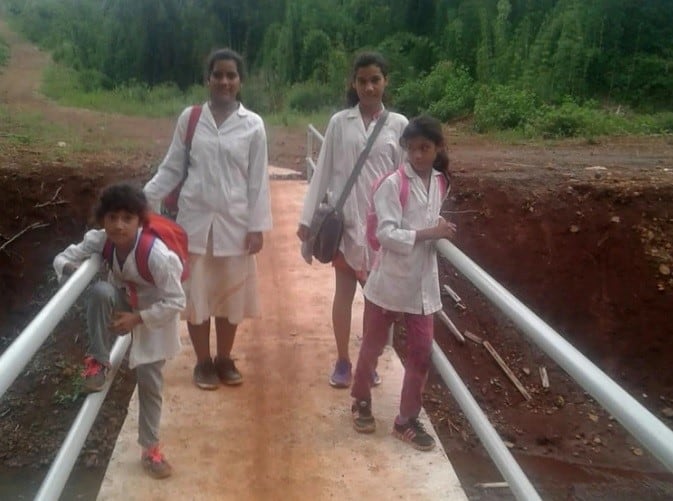 Los chicos de la colonia no dependen del nivel del arroyo para ir a clase, ni se mojan como ocurría antes. (Infobae)