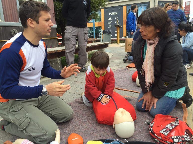 Capacitación de RCP en el centro de la ciudad de Ushuaia