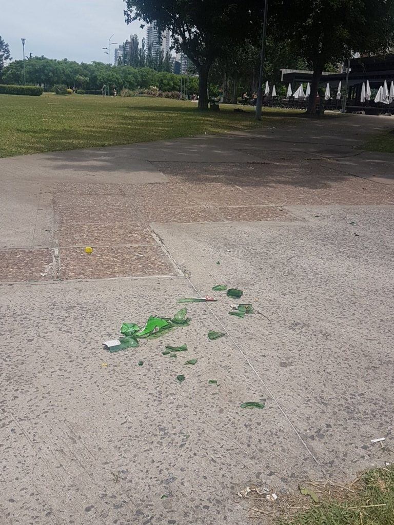 Basura, vidrios rotos y descontrol en el parque de colectividades