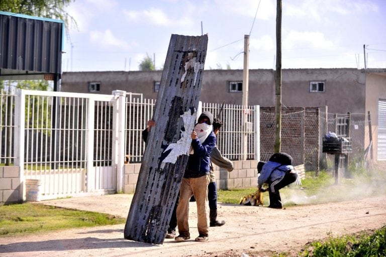 Desalojo de ocupantes que tomaban tierras en la localidad bonaerense de Guernica. (Clarín)