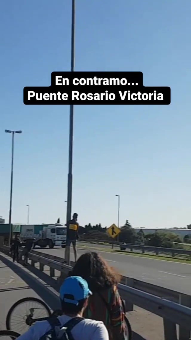 Algunos transportistas esquivaron el corte por el carril de sentido opuesto. (@multisectorialhumedales)