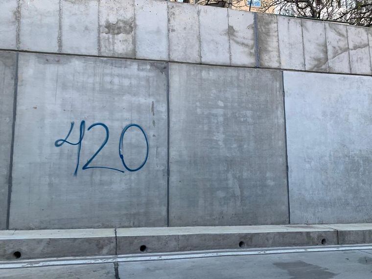 Aparecieron pintadas en el túnel de la Plaza España. (Cadena 3)