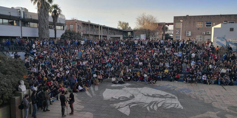 Asamblea a favor de la toma de la UNRC