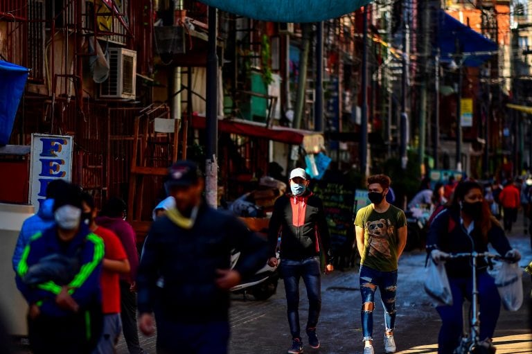 Los diagnósticos positivos ascienden a 1.088 en los barrios vulnerables porteños (Foto: Ronaldo SCHEMIDT / AFP)