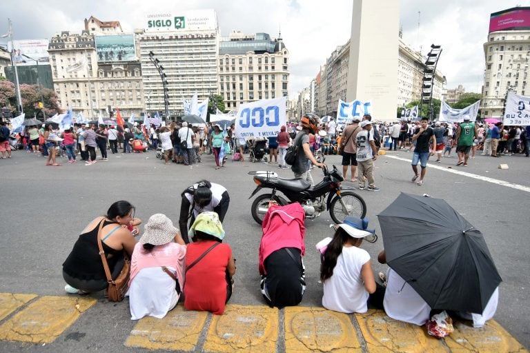 DYN14, BUENOS AIRES 23/02/2017, LA CORRIENTE CLASISTA Y COMBATIVA (CCC)  CORTA EN AV 9 DE JULIO Y CORRIENTES  EN RECLAMO DE LA REGLAMENTACION DE LA LEY DE EMERGENCIA SOCIAL. FOTO:DYN/LUCIANO THIEBERGER.