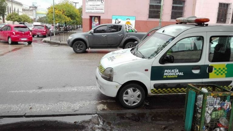 Inspector municipal estacionó sobre la senda peatonal.