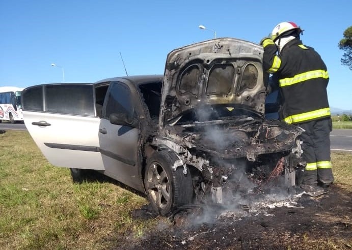 Auto incendiado en Ruta 5