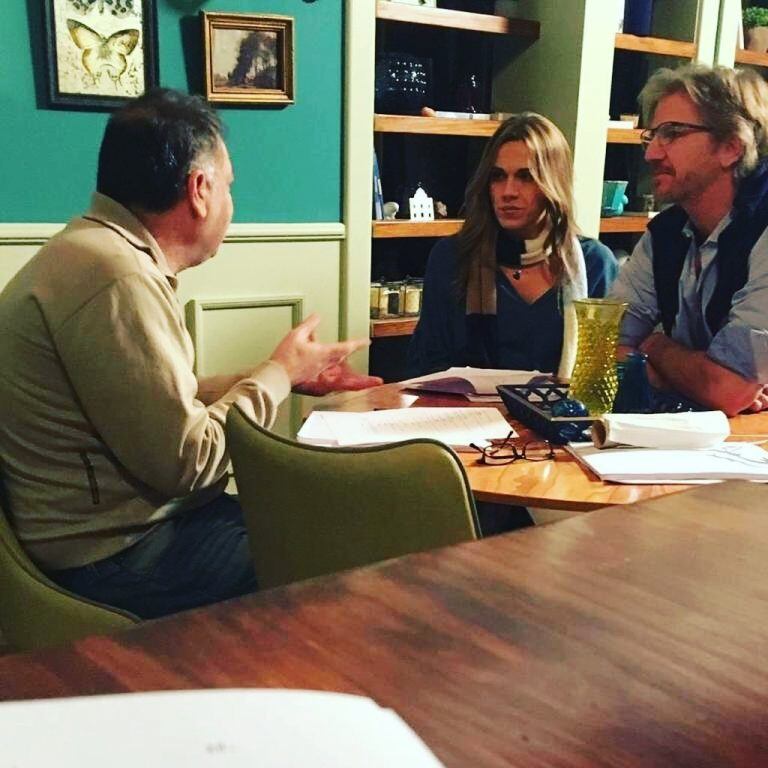 Facundo Arana y Mariana Genesio Peña en el backstage de "Pequeña Victoria" (Foto: Instagram/ @facundoaranatagle)