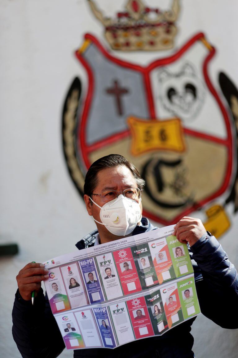 El candidato del Movimiento al Socialismo (MAS), Luis Arce, saluda luego de votar en una escuela en la ciudad de La Paz (Bolivia). (Foto: REUTERS/Ueslei Marcelino)