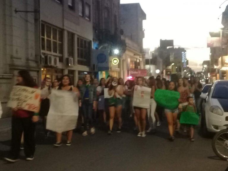 Marcha de mujeres de Gchú con el lema "Tocan a una tocan a Todas"