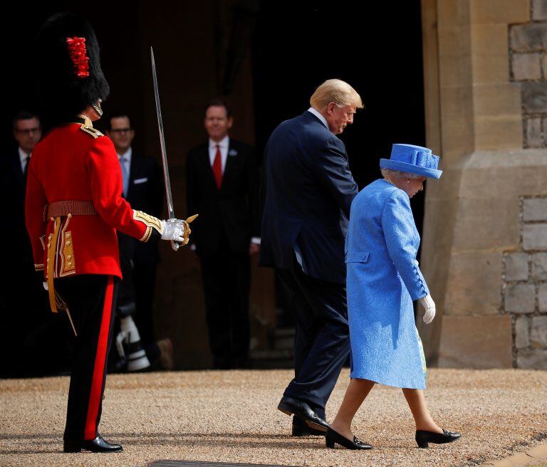 Trump y Melania se reúnen con la reina Isabel II en Windsor