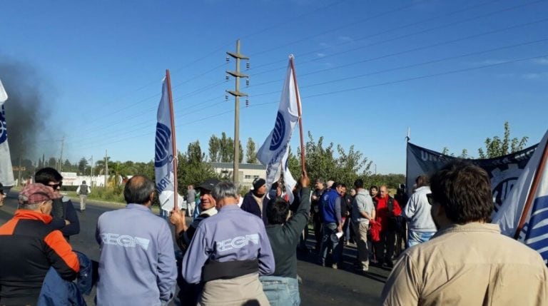 Los trabajadores de Vassalli marcharon hasta el cruce de la Ruta Nacional 33 y la Provincial 93. (@somosnotrosario)