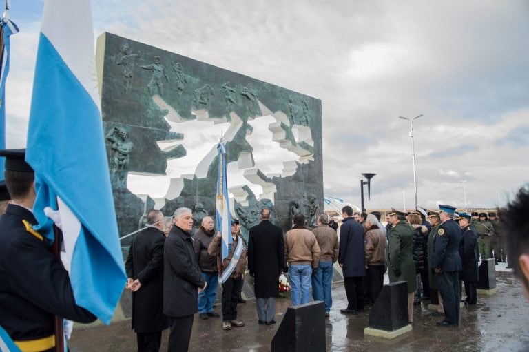 Homenaje en a los héroes de Malvinas en el monumento a los caídos.