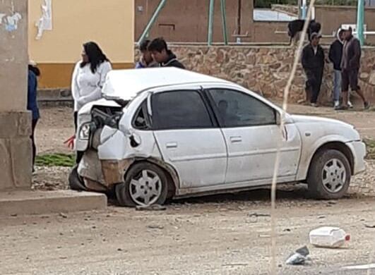 El Chevrolet Corsa muestra el resultado del violento impacto en su parte trasera.