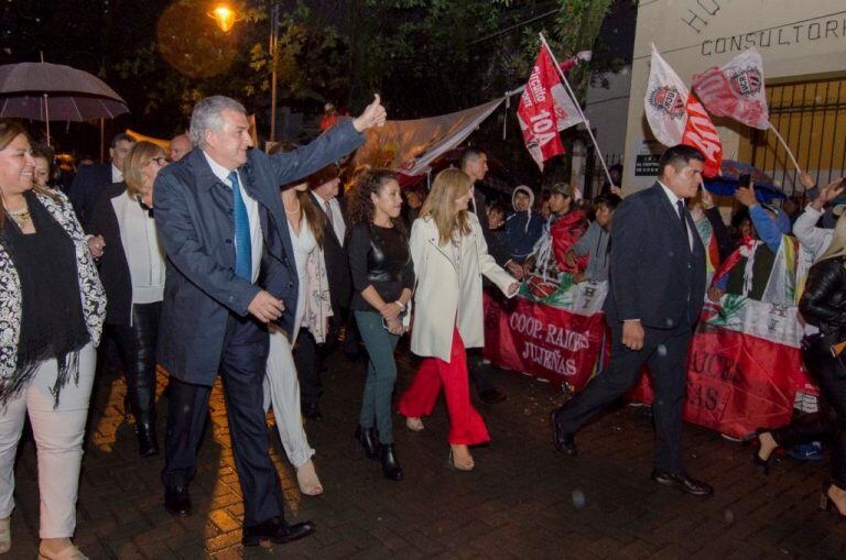 Una comisión de exteriores constituida al efecto, acompañó al Mandatario en su trayecto desde la Casa de Gobierno hasta la Legislatura.