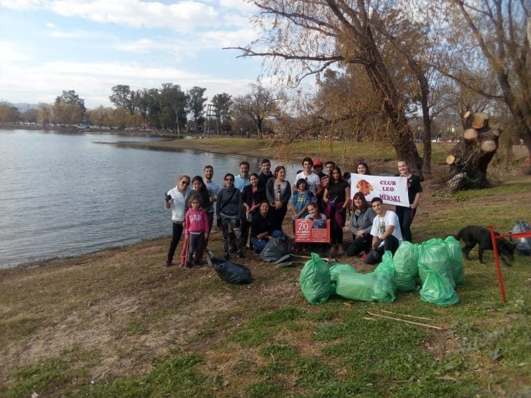 El grupo humano que limpiaron las costas del lago.