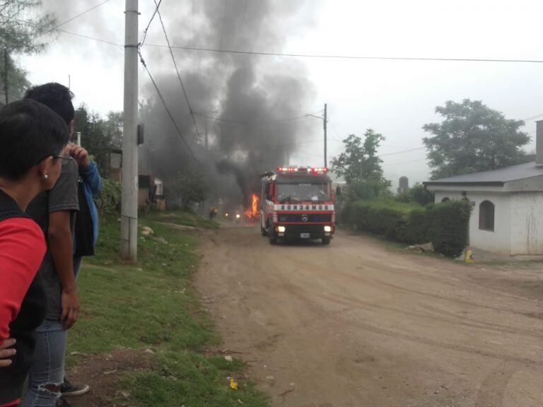 Incendio de un colectivo de Intercórdoba en Río Ceballos.