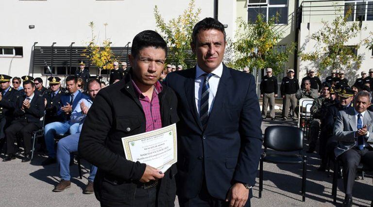 El ministro González con uno de los homenajeados (Gobierno de La Pampa)