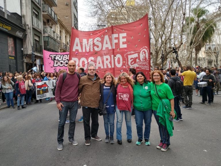 Docentes, médicos y empleados de la administración central se movilizaron en el centro rosarino. (Twitter)