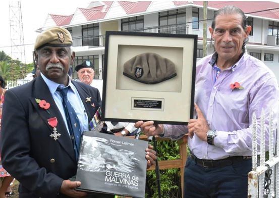 Roy Fonseka y Francisco Altamirano se reencontraron y se abrazaron fraternalmente 35 años después de la guerra en las islas Seychelles, en el Índico.  Roy le regaló una de las boinas del SAS y Francisco un libro con las fotos de Malvinas.