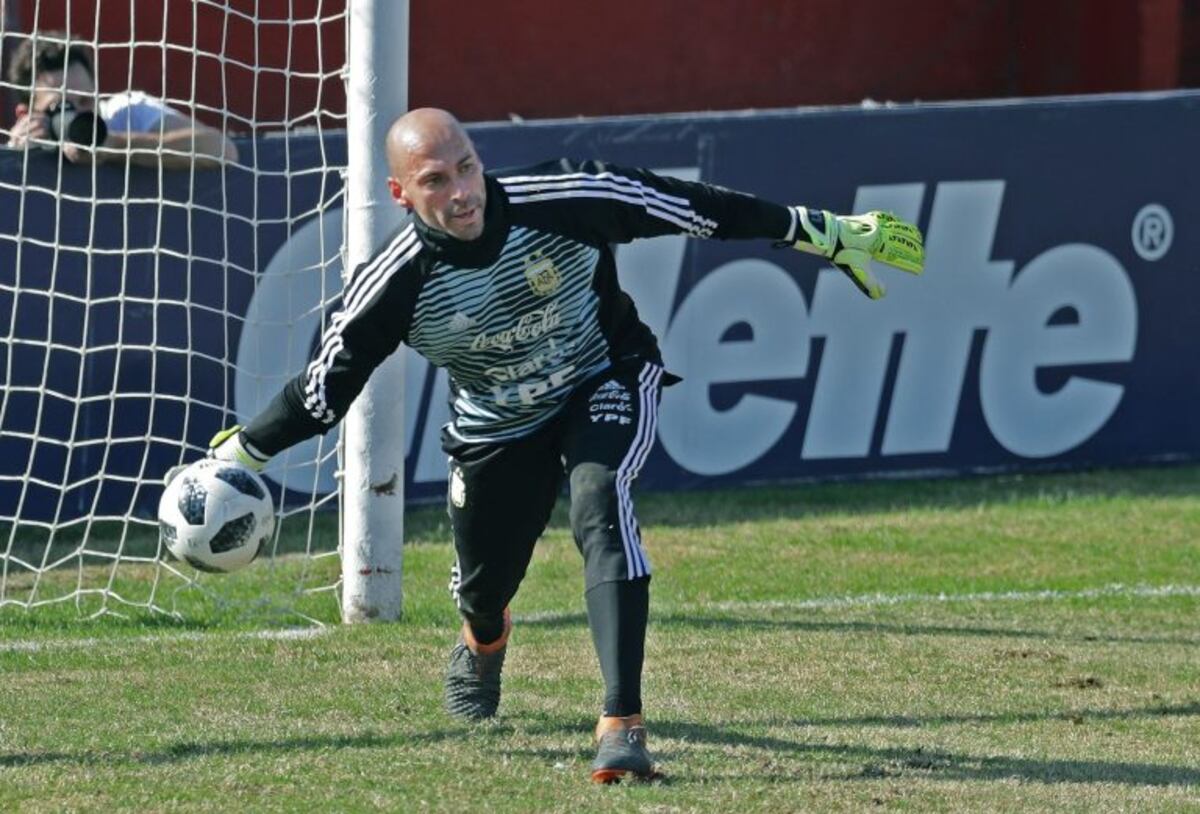Willy Caballero inaugurará una biblioteca futbolera en Santa Elena