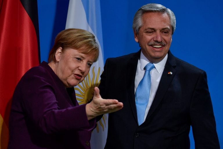 Angela Merkel y Alberto Fernandez. (AFP)