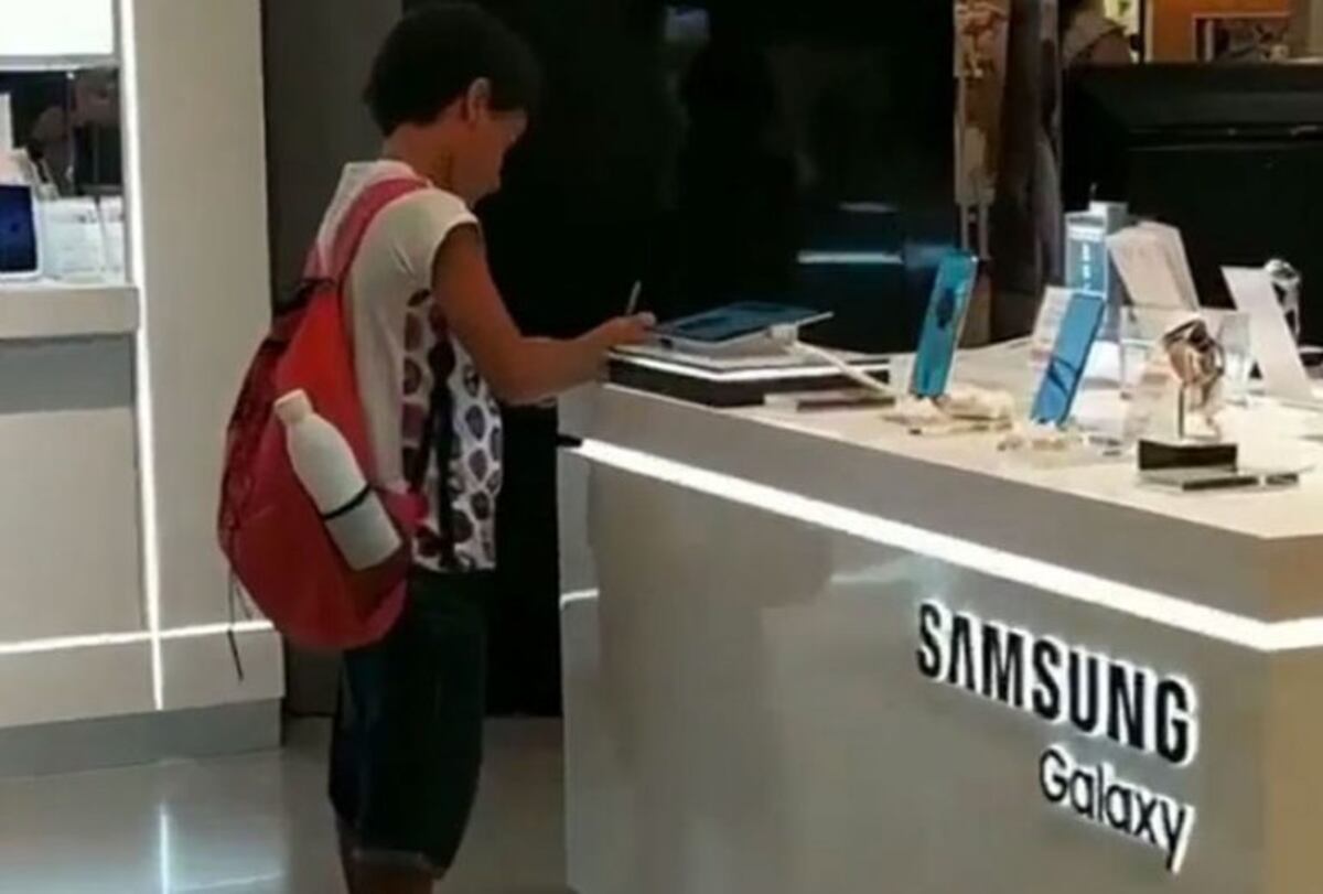 Un niño pidió prestada una tablet en un local para hacer su tarea y se volvió viral