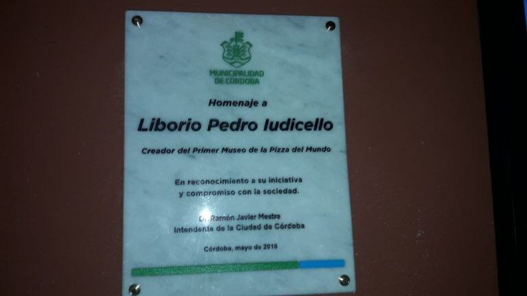 En el Museo de la Pizza se llevó a cabo la demostración sobre cómo se come ese alimento en el espacio.