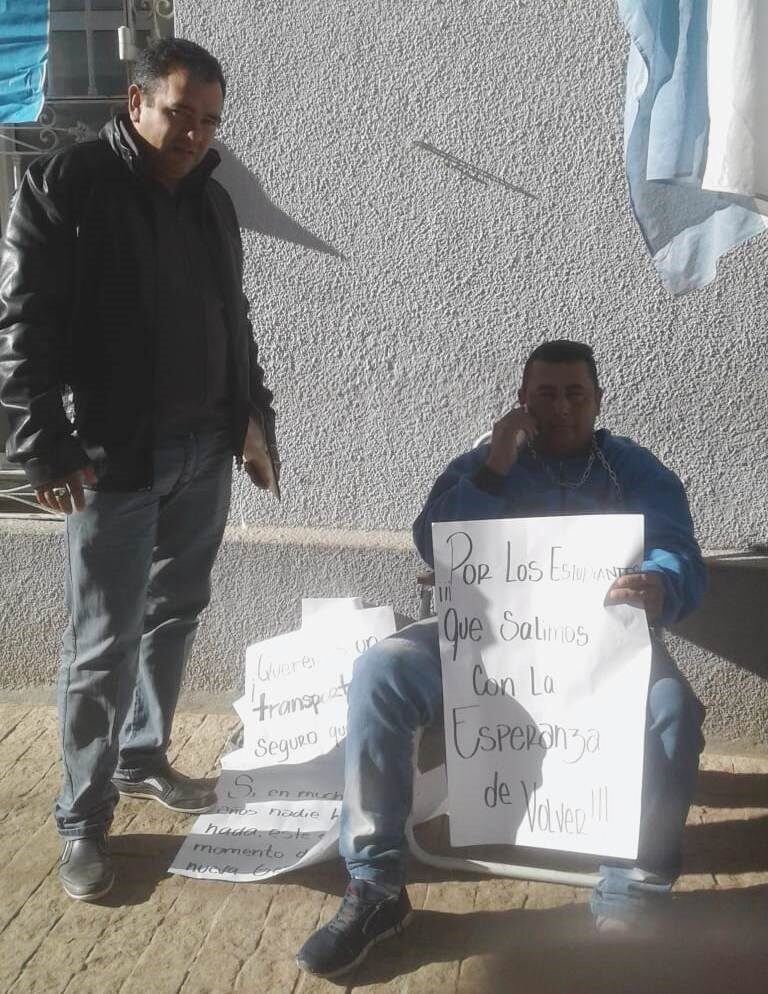 Se encadenó frente al municipio pidiendo transporte escolar