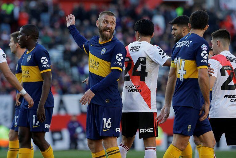 Daniele De Rossi dando inficaciones en el Superclásico ante River en el Monumental que terminó igualado sin goles (AP Photo/Daniel Jayo)