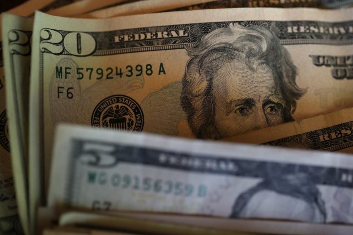 El dólar se disparó y tocó los $30 en algunos bancos privados porteños