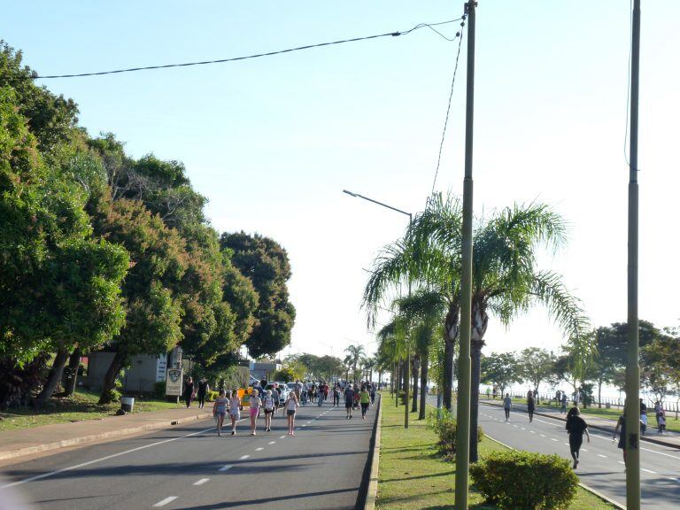 La mayor concentración en la caminata del fin de semana se dio luego del horario de la siesta en Posadas. (Dwns)