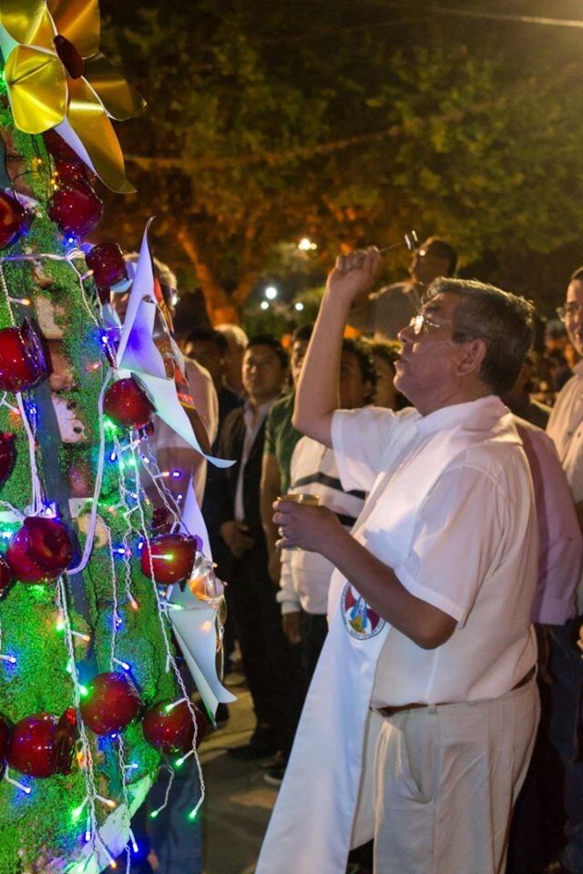 El parroco Jorge Luis Nanterne bendiciendo el pan navideño.