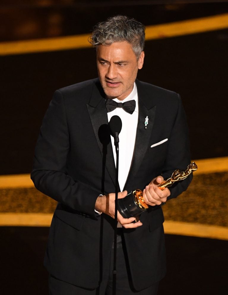 Taika Waititi recibe el premio a Mejor Guión Adaptado. (Foto: AFP)