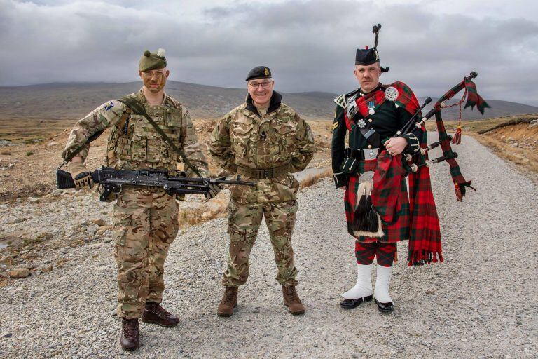 Todas las tropas de Reino Unido envían compañías que van rotando y van haciendo permanencia en Malvinas.