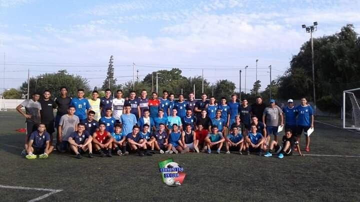 El plantel y el cuerpo técnico del Deportivo Atalaya encabezado por Facundo Agustinoy.