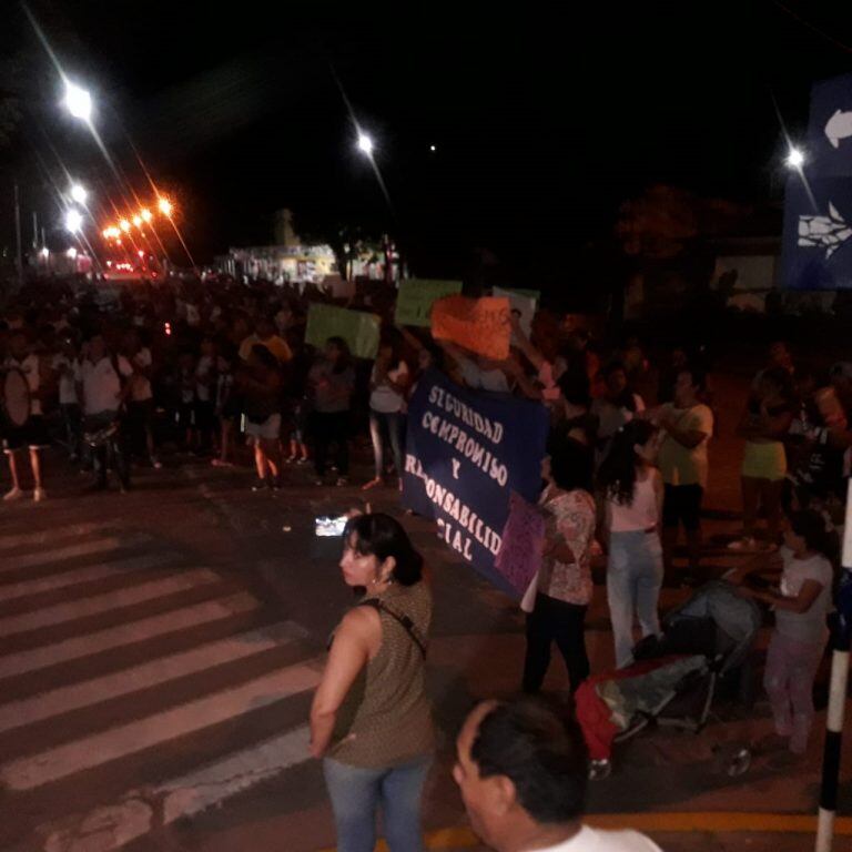 Vecinos de Embarcación marcharon en apoyo a la policía. (Policía de Salta)