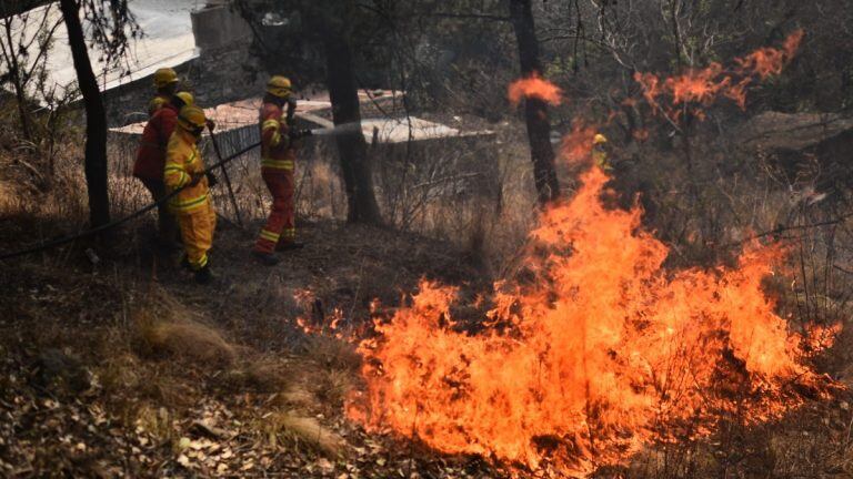 Bomberos combaten el fuego en la zona de Bosque Alegre para evitar que llegue a viviendas. (Pedro Castillo)